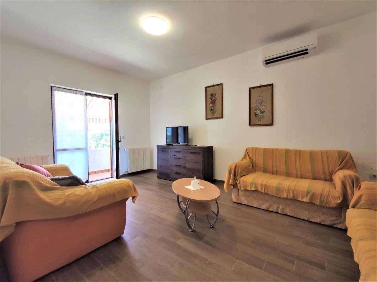 Apartments Morena Rakalj Екстериор снимка