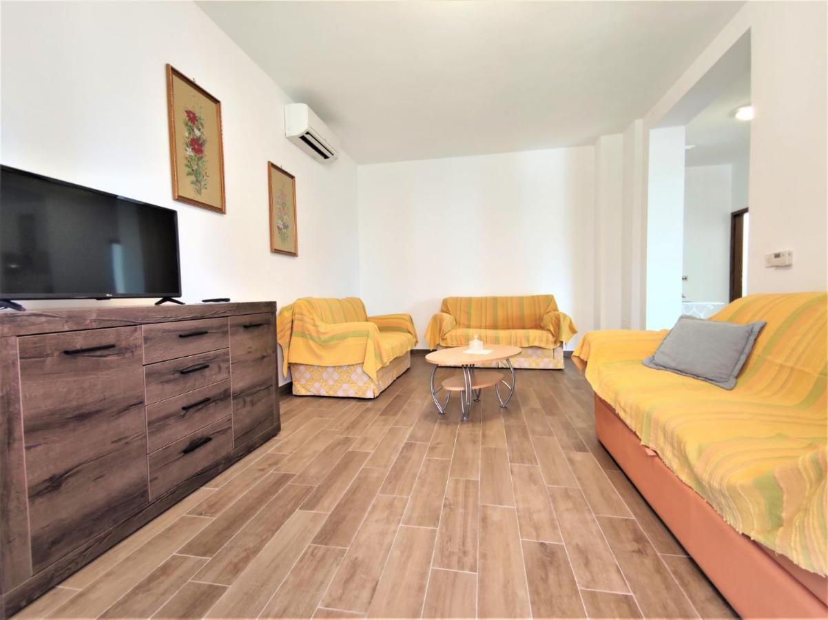 Apartments Morena Rakalj Екстериор снимка