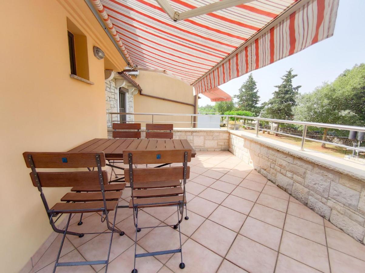 Apartments Morena Rakalj Екстериор снимка