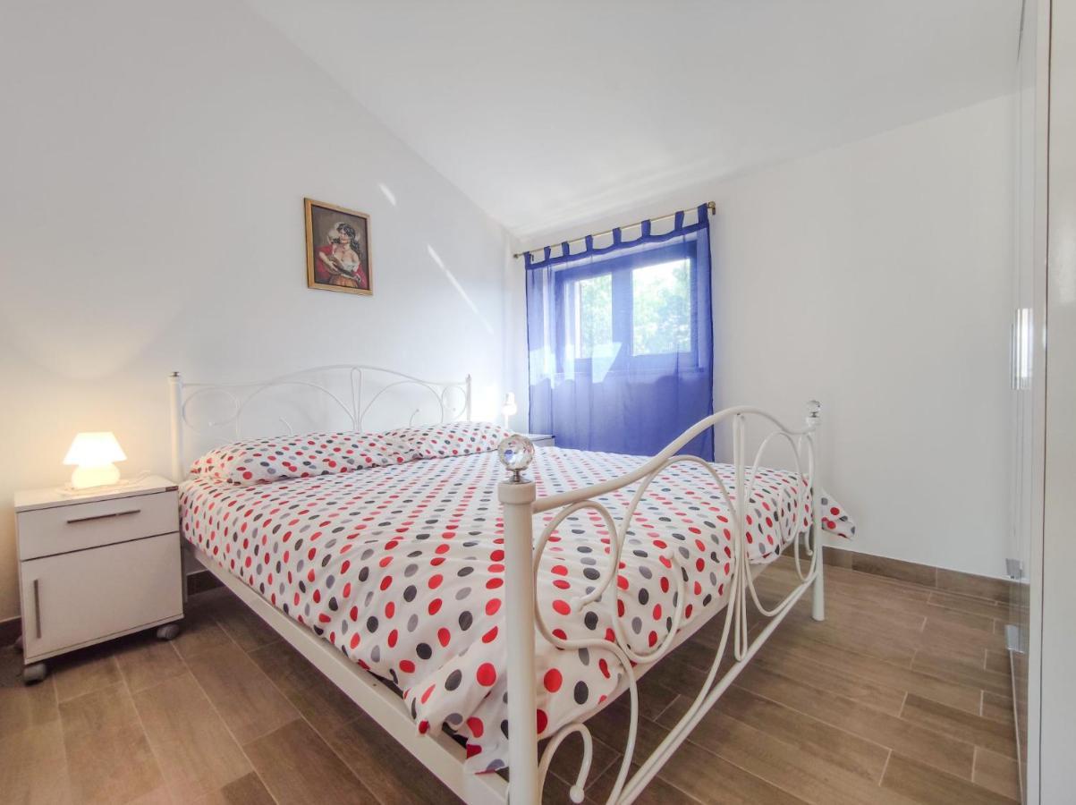 Apartments Morena Rakalj Екстериор снимка
