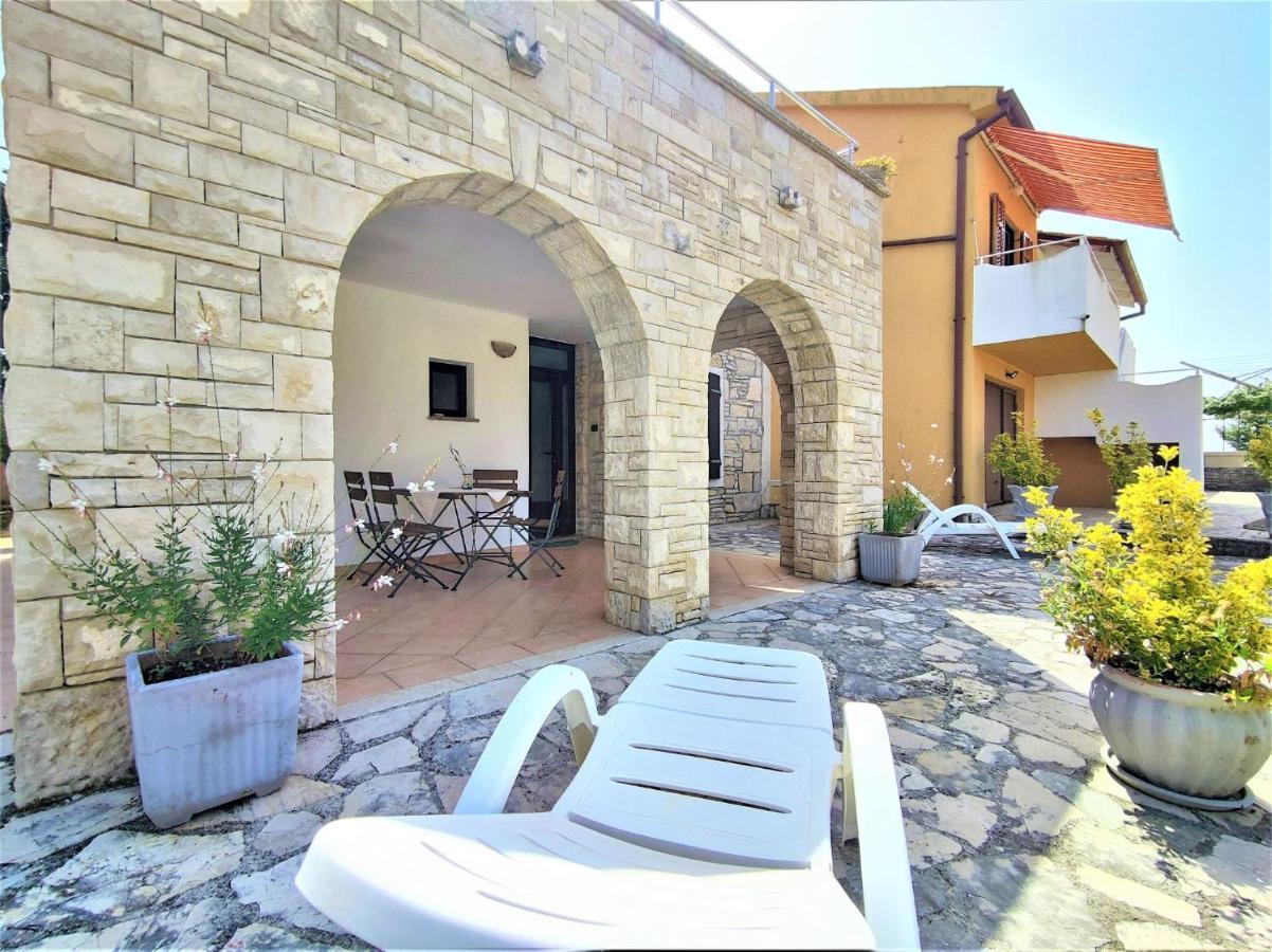 Apartments Morena Rakalj Екстериор снимка