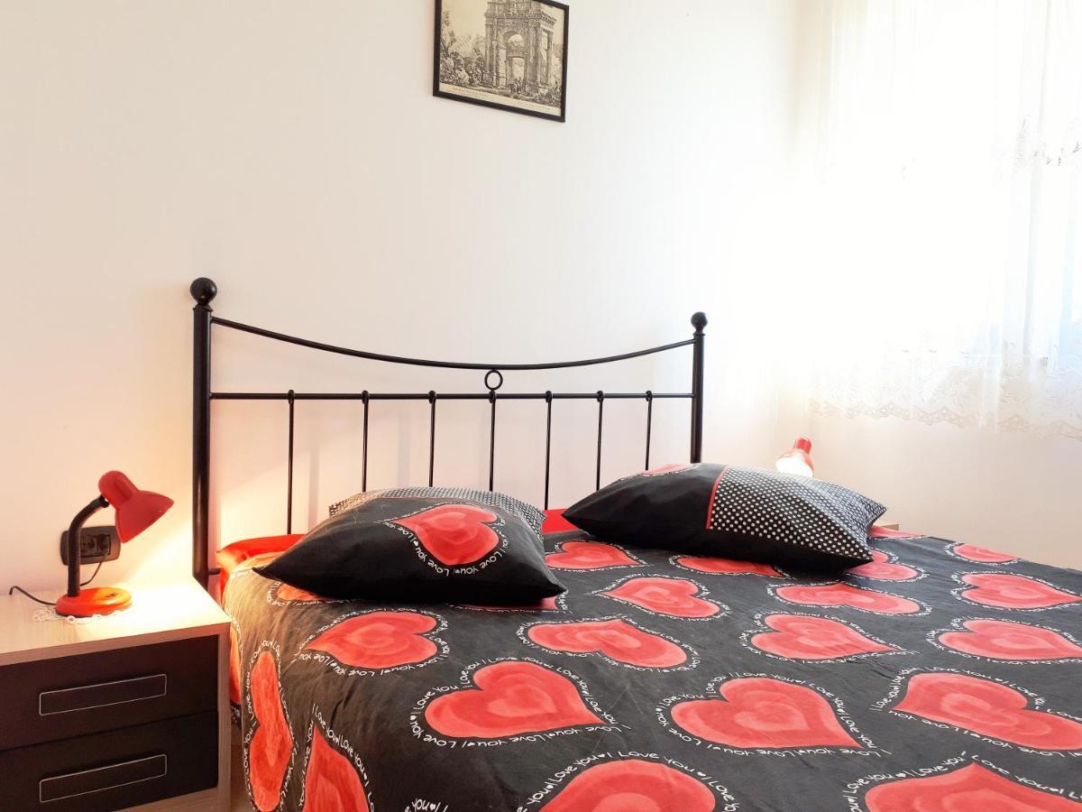 Apartments Morena Rakalj Екстериор снимка