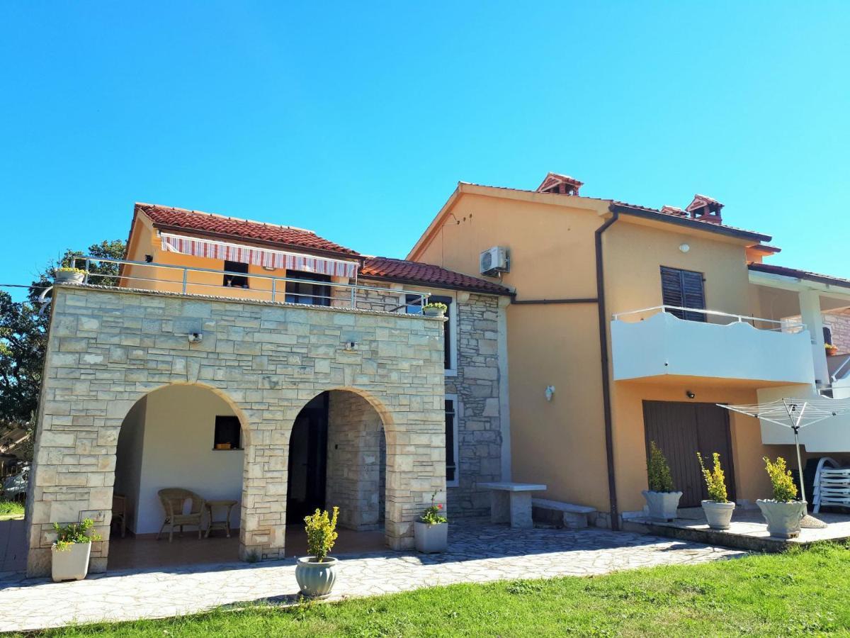 Apartments Morena Rakalj Екстериор снимка
